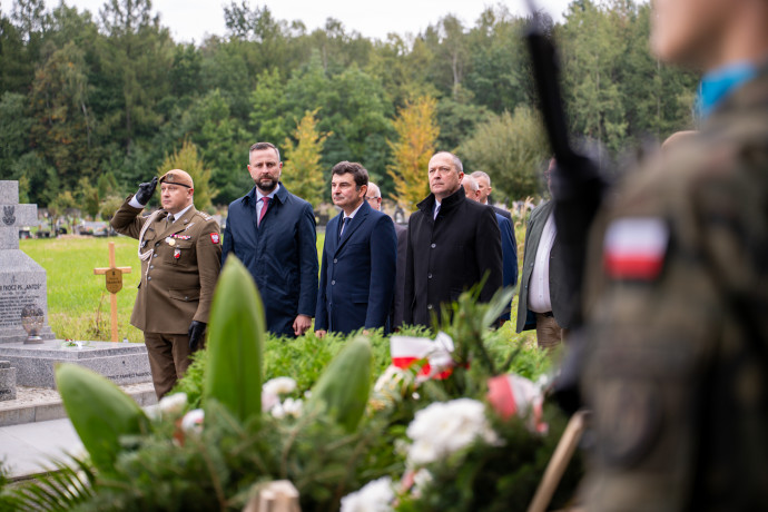Uroczystość złożenia kwiatów pod pomnikiem.