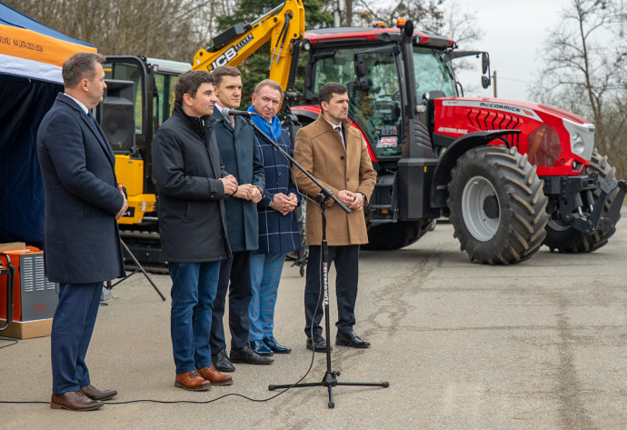 Wojewoda Śląski podczas briefingu.