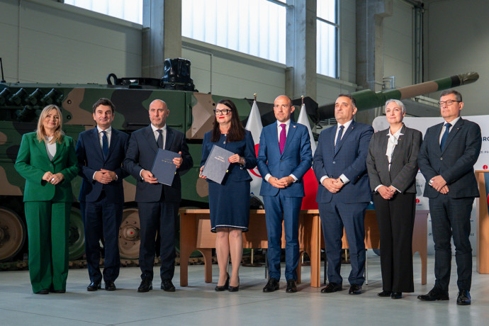 Uroczyste podpisanie umowy.