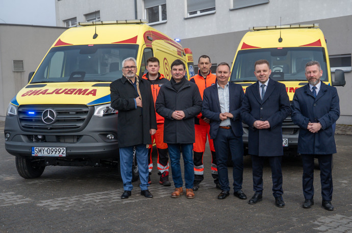 Zdjęcie grupowe uczestników przekazania ambulansów.
