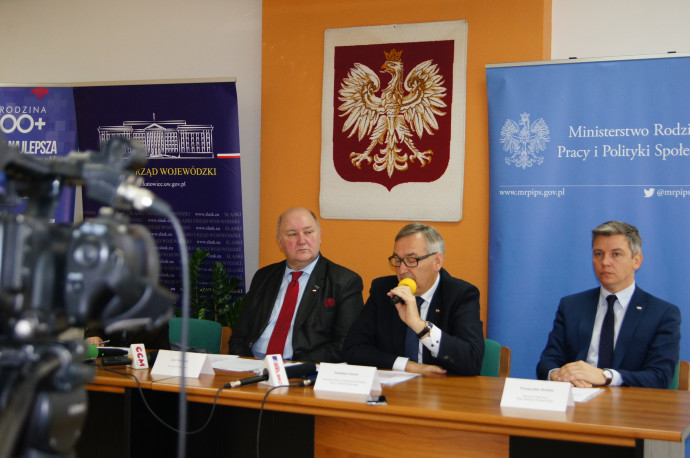 Zdjęcie przedstawia uczestników konferencji prasowej dot. programów 