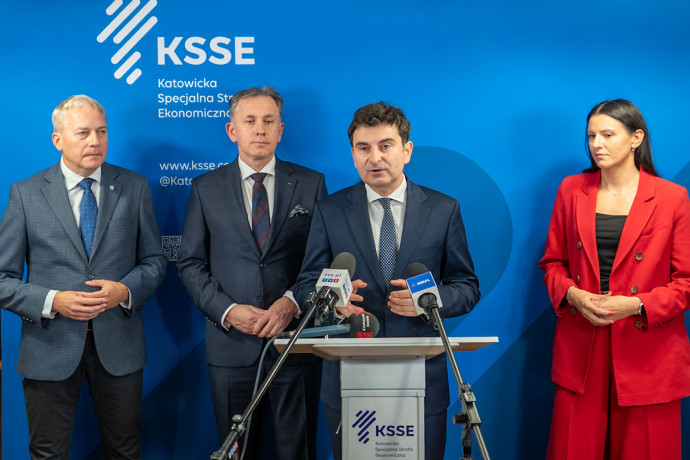 Wojewoda Śląski mówi podczas briefingu prasowego.