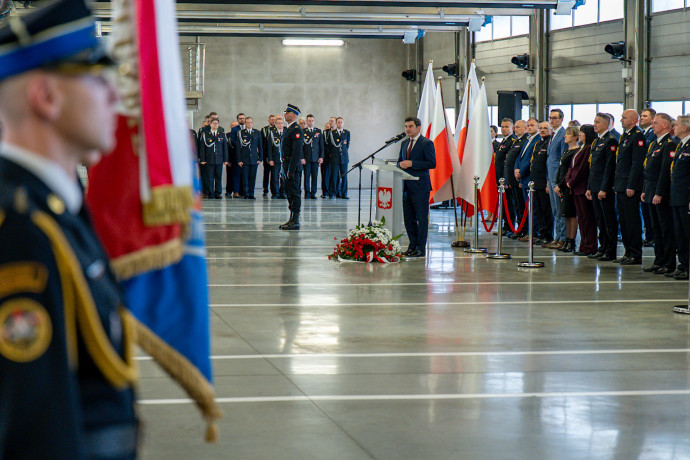 Wojewoda Śląski przemawia podczas wydarzenia.