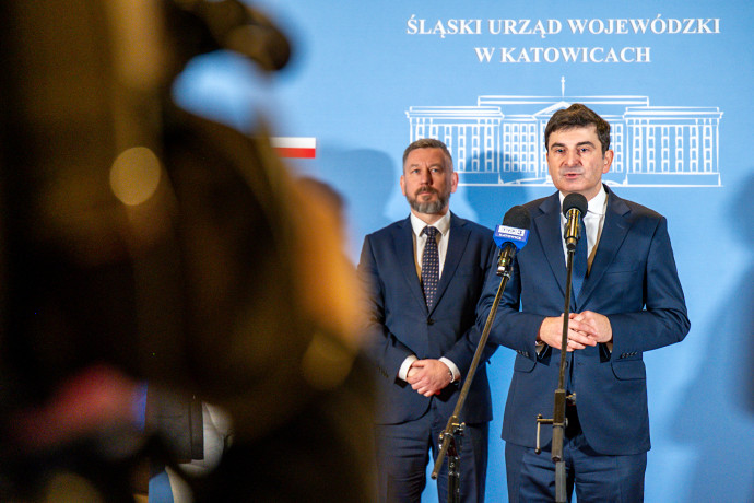 Wojewoda Śląski Wójcik i Wicewojewoda Śląski Zaczkowski podczas briefingu prasowego.