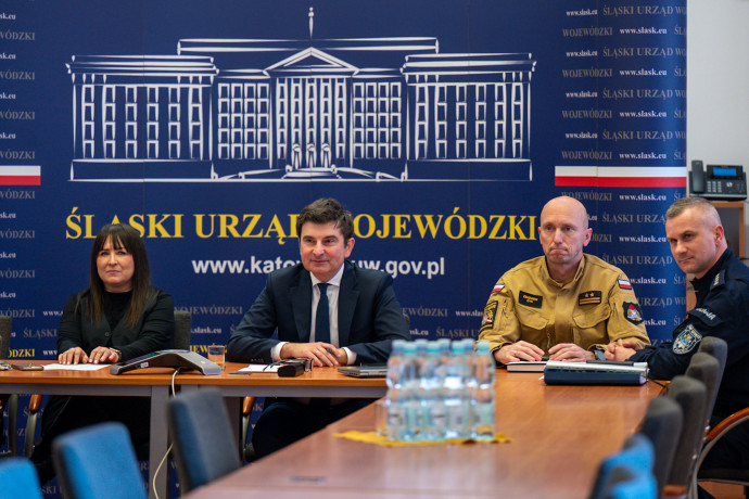 Dyrektor Generalna, Wojewoda Śląski i przedstawiciele służb podczas spotkania online.
