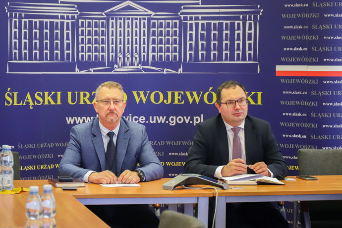 Wicewojewoda Kopański podczas widekonferencji. 
