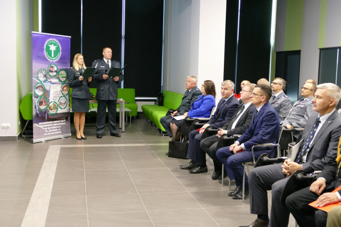 Zdjęcie z uroczystości 15-lecia  Inspekcji Transportu Drogowego w Katowicach z udziałem wicewojewody Mariusza Trepki