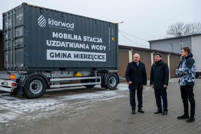 Wojewoda Śląski, Wójt i Poseł na tle mobilnej stacji uzdatnia wody.