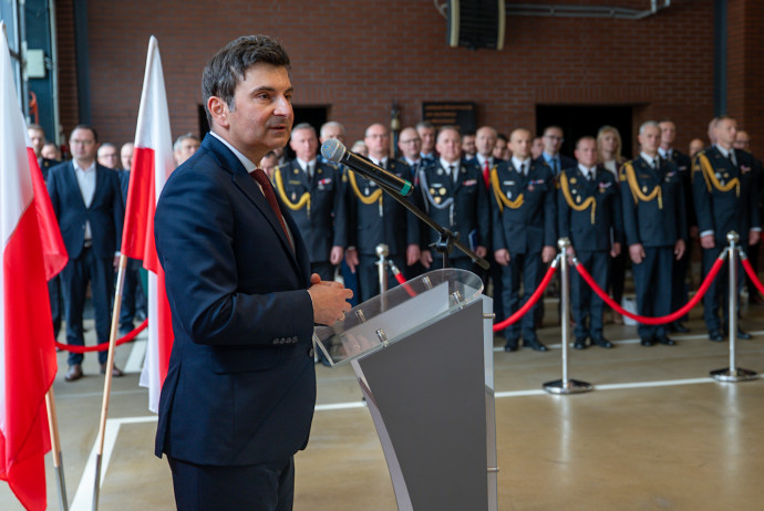 Wojewoda Śląski przemawia podczas wydarzenia.