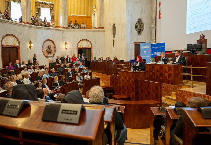 Sala Sejmu Śląskiego wypełniona uczestnikami wydarzenia.
