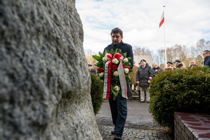 Wojewoda Śląski składa kwiaty pod pomnikiem.