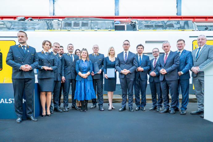 Zdjęcie grupowe uczestników podpisania umowy.