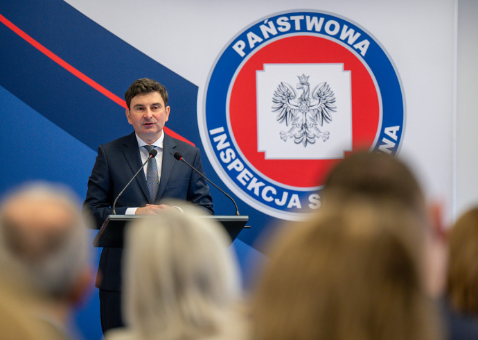 Wojewoda Śląski przemawia podczas wydarzenia.