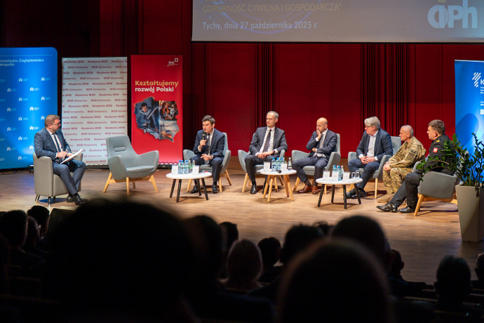 Paneliści podczas konferencji.