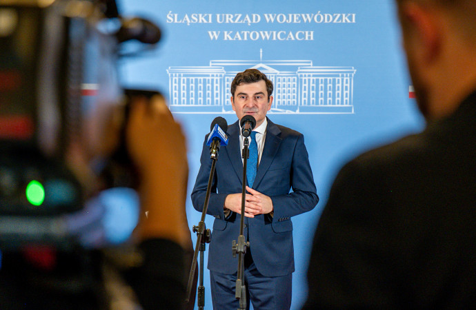 Wojewoda Śląski podczas briefingu.