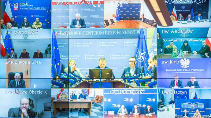 Ekran wideokonferencji wyświetlający obrazy z różnych kamer uczestników spotkania.