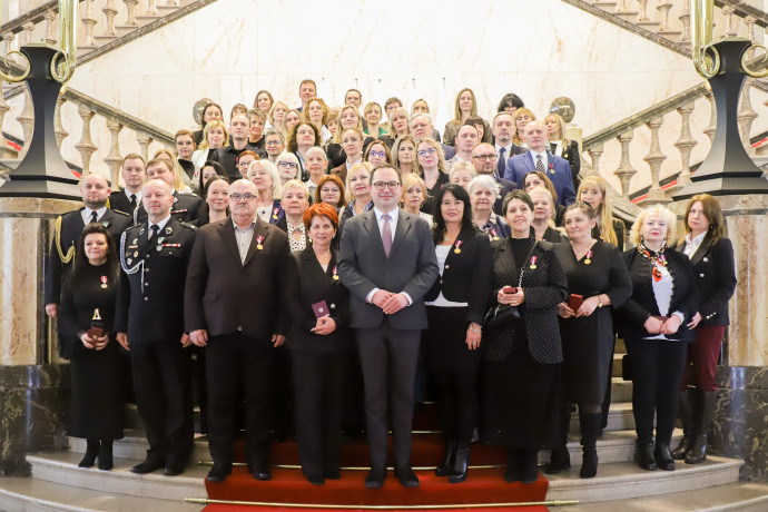 Zdjęcie grupowe odznaczonych z Wicewojewodą Śląskim.