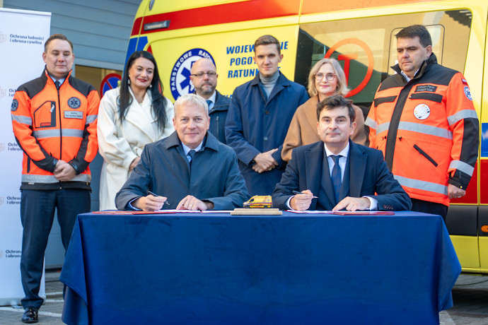 Marszałek Województwa Śląskiego i Wojewoda Śląski podpisują umowę.