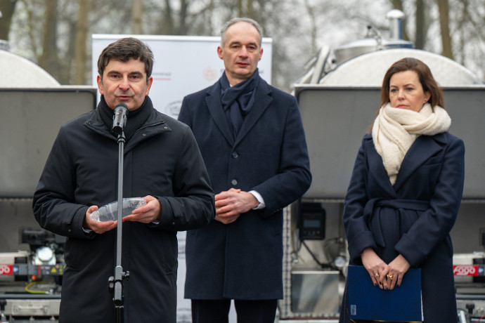 Wojewoda Śląski podczas konferencji prasowej.
