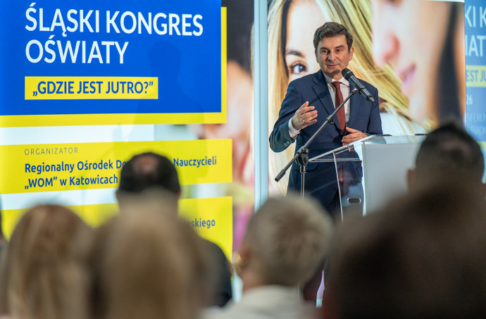 Wojewoda Śląski przemawia podczas wydarzenia.