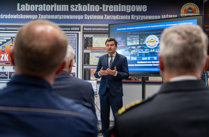 Wojewoda Śląski przemawia podczas wydarzenia.