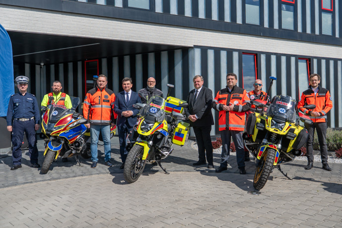 Nowe motoambulanse i uczestnicy briefingu.