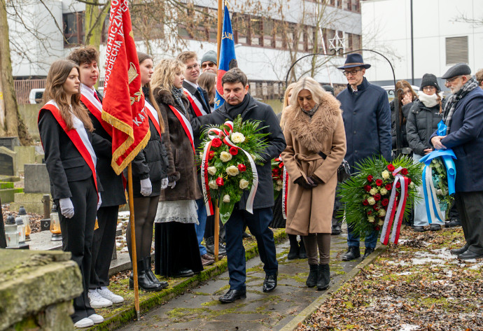 Wojewoda Śląski składa kwiaty pod pomnikiem.