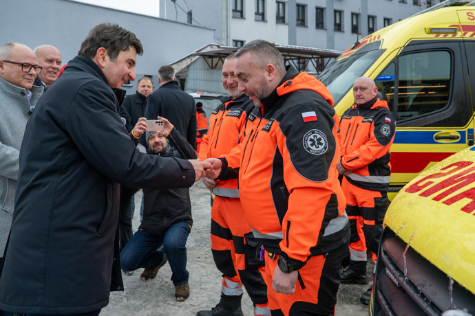 Wojewoda Śląski przekazuje kluczyki do nowego ambulansu kierowcy.