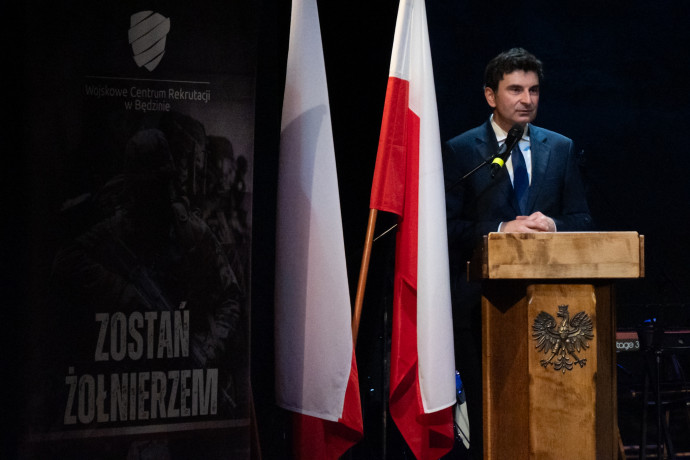 Wojewoda Śląski przemawia podczas wydarzenia.