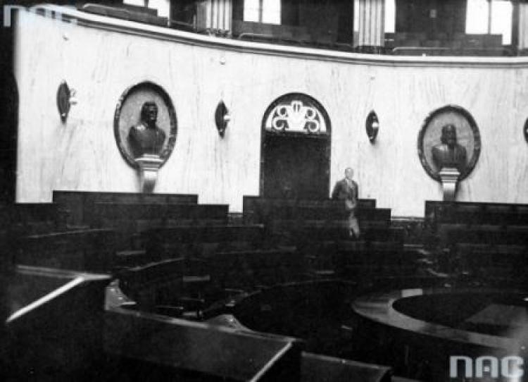CZARNO-BIAŁA FOTOGRAFIA SALI SEJMU ŚLĄSKEIGO
